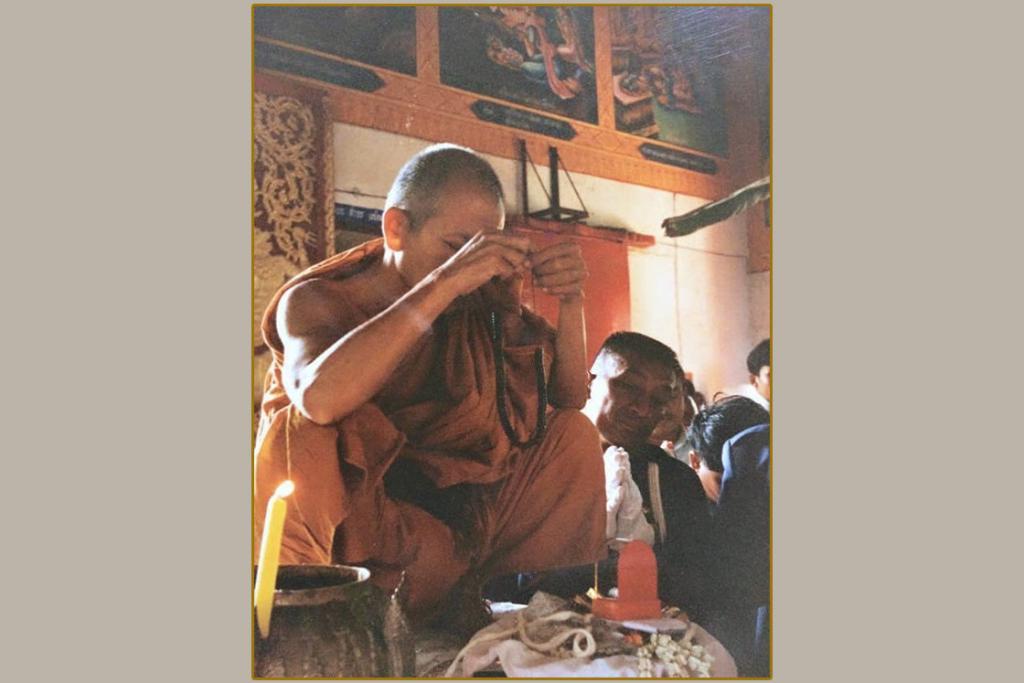 หลวงพ่อคูณ ปริสุทโธ ขณะนั่งภายในกุฏิที่วัดบ้านไร่ จังหวัดนครราชสีมา