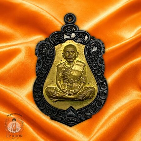 เหรียญเสมา รุ่น มหาสมปรารถนา เนื้อทองแดงรมดำหน้ากากคอน้ำเต้าปลอกลูกปืน เลข 905 หลวงพ่อคูณ ปี 2557