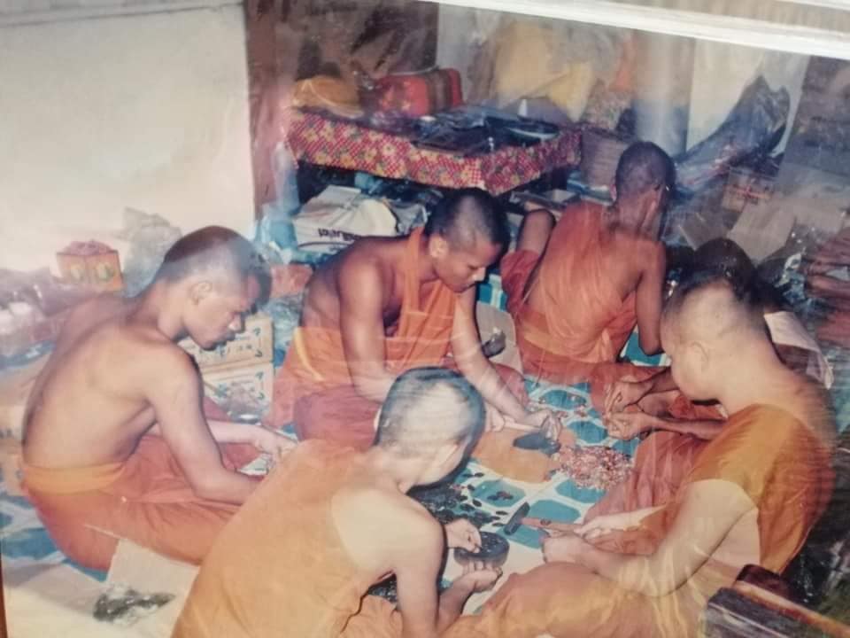 เหรียญรับเสด็จ ปี 2536 คือหนึ่งในพระหลวงพ่อคูณที่ได้รับความนิยมสูงสุด ทั้งด้านประสบการณ์ ราคา และจำนวนผู้ศรัทธา แต่เบื้องหลังของรุ่นนี้ มีเรื่องราวการจัดสร้างที่หลายคนอาจยังไม่เคยรู้
